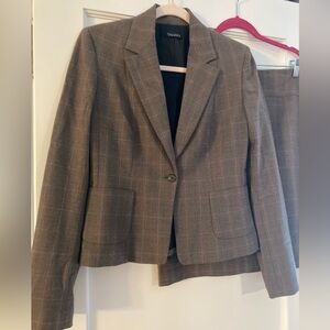 Tahari Tailored Fit One Button Jacket (size 6) and Skirt (size 10) Suit